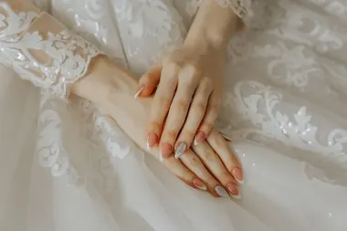 French manicure lakierami hybrydowymi - nowoczesne warianty klasyki