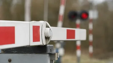 Dwa przejazdy kolejowe zostaną zamknięte. Będą też autobusy zastępcze