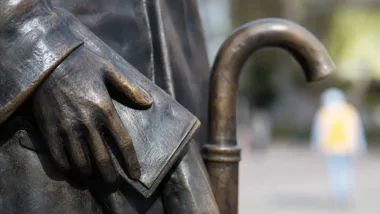 Pomnik Władysława Webera wrócił przed urząd. Naprawa kosztowała 14 tys. zł
