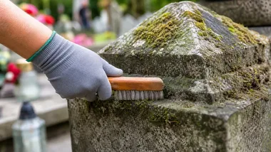 Porządki na cmentarzach przed Wszystkimi Świętymi. Uwaga na złodziei