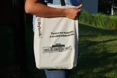 Książki wrócą do biblioteki w nowym stylu. Torby czekają na czytelników