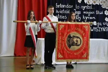Nowy sztandar w Przegędzy stał się znakiem dumy i szkolnej pamięci