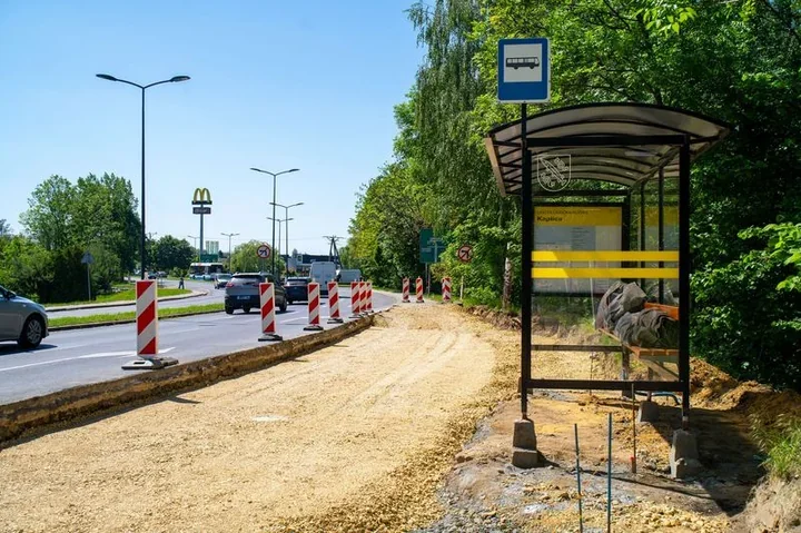 Nowa zatoka przy Prostej nabiera kształtu. Beton zastąpił kruchą kostkę