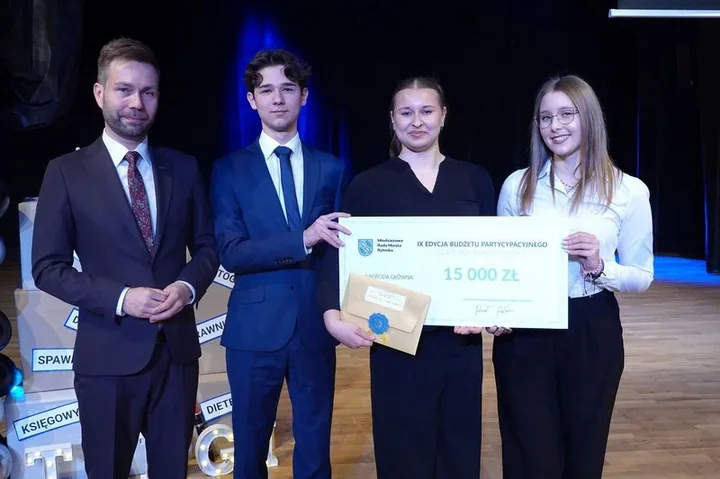 Ósmoklasiści tłumnie ruszyli na targi, a szkolny wybieg dla psów dostał wsparcie