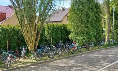 W Rybniku dzieci wsiadają na rowery. Startuje duża szkolna rywalizacja