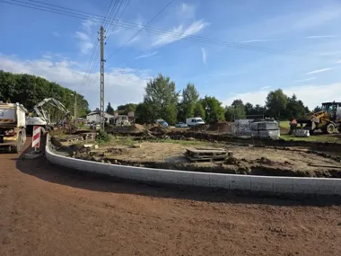 Grota-Roweckiego w Niewiadomiu zmienia się etapami. Prace weszły w brukowanie