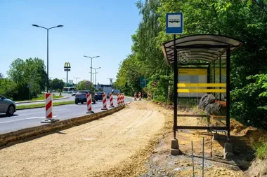 Nowa zatoka przy Prostej nabiera kształtu. Beton zastąpił kruchą kostkę