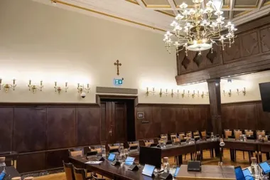 Po 52 latach wrócił do urzędu. Przedwojenny krucyfiks trafił do sali sesyjnej