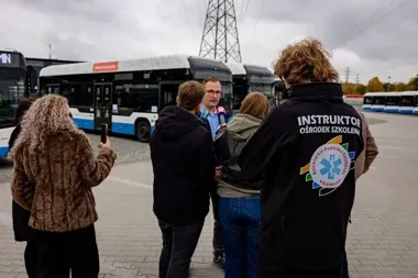 Kierowca autobusu w Rybniku ruszył z AED. Pomógł uratować mężczyznę