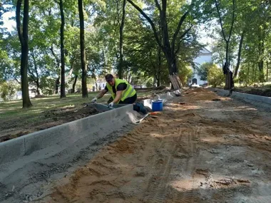 Park przy Gliwickiej dostaje nowe ścieżki i oświetlenie. Prace trwają