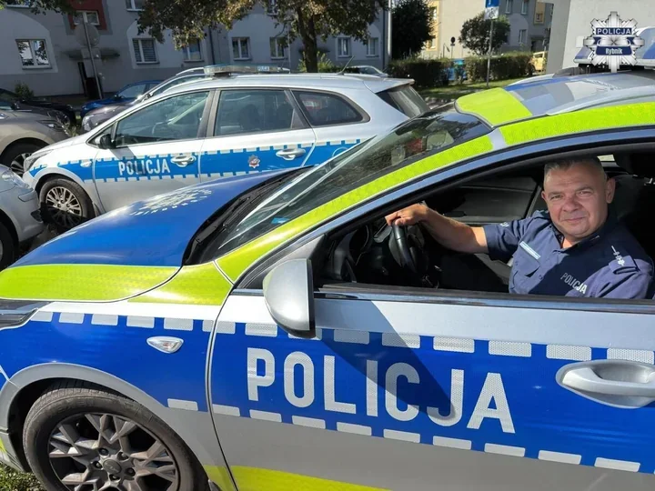 Motocyklista uderzył w drzewo w Rybniku. Pomógł policjant po służbie