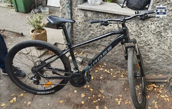 Rower zniknął spod szkoły. Policjanci z Rybnika szybko namierzyli 38-latka