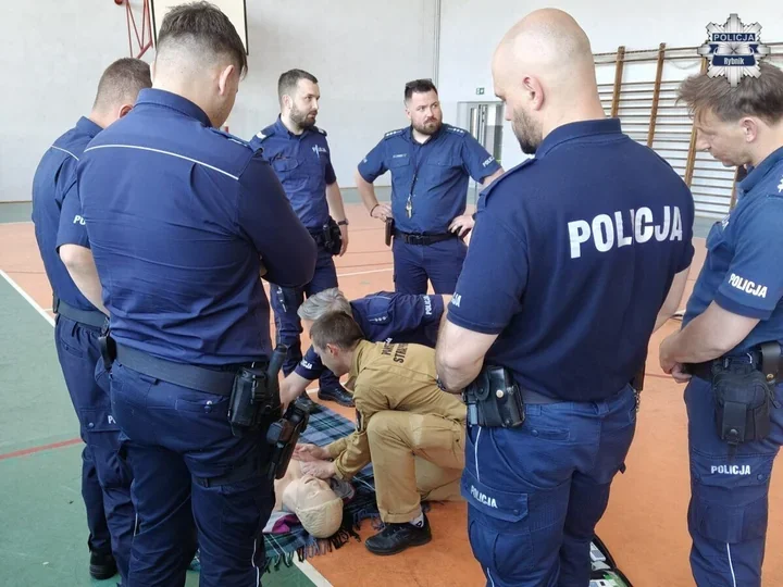 Mundurowi z Rybnika zamienili się rolami - strażacy szkolą policjantów