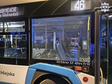 Awantura na pętli w Rybniku. 69-latka wybiła szybę butelką