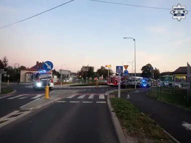 Rondo w Jankowicach i zderzenie z motorowerem. Dwie osoby w szpitalu