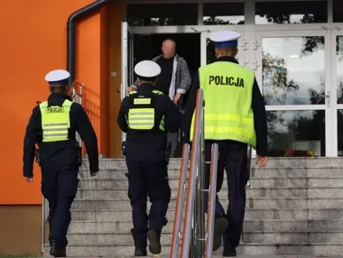 Policyjne patrole przy szkołach na Śląsku. Każdy sygnał jest sprawdzany