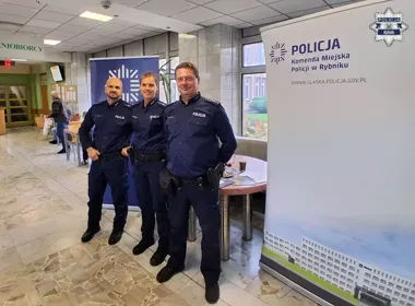 Seniorzy w ZUS o zagrożeniach w sieci. Policjanci uczą zasad