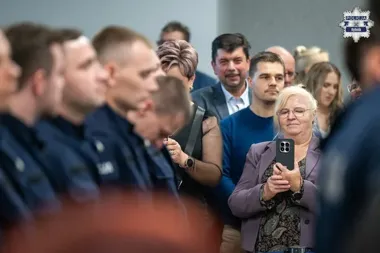 Sześciu policjantów z Rybnika po ślubowaniu. Śląska Policja ma 727 wakatów
