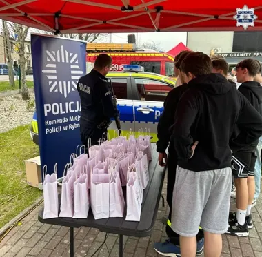 Policyjny radiowóz przyciągnął tłumy na pomoc choremu Kazikowi