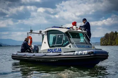 Policja ostrzega przed letnim wypoczynkiem nad wodą - te błędy kończą się tragedią