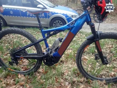 Piaszczysta droga pod Rybnikiem skończyła się czołowym zderzeniem rowerzystek