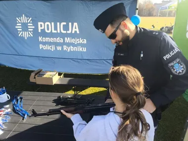 Policja na Dzień Kobiet w Rybniku - namiot profilaktyczny z prawdziwą bronią i radiowozem