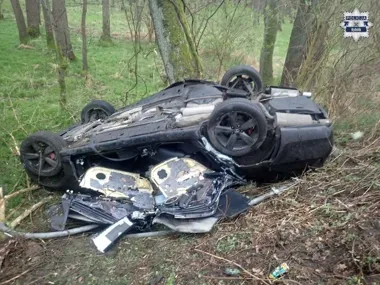 Lexus wypadł z drogi i dachował - 23-latek trafił do szpitala