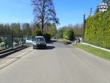 W Jankowicach wyjazd z posesji skończył się wypadkiem - motorowerzysta ranny
