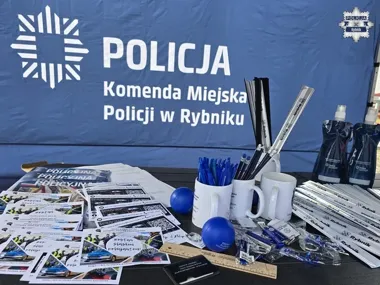 Komendant Policji w Rybniku na przysiędze 13. Brygady - pokaz sprzętu i stoisko policji