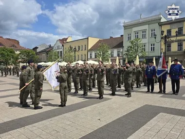Rybnicki rynek pełen mundurów - młodzi złożyli ślubowanie