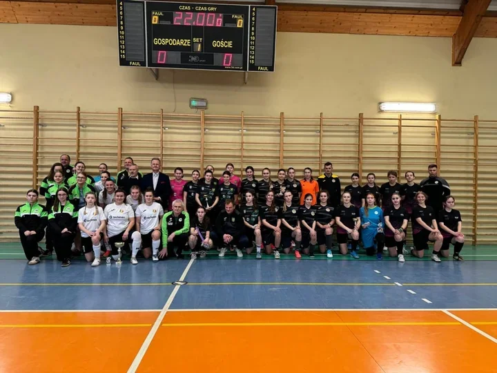 Tęcza Wielowieś triumfuje w II Halowym Turnieju Kobiet – emocje na parkiecie
