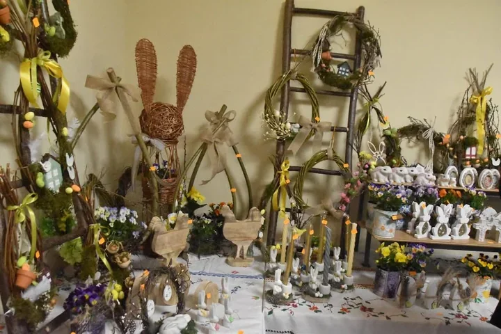 W Czuchowie świąteczny stół połączył wielkanocne smaki i urodzinowy tort