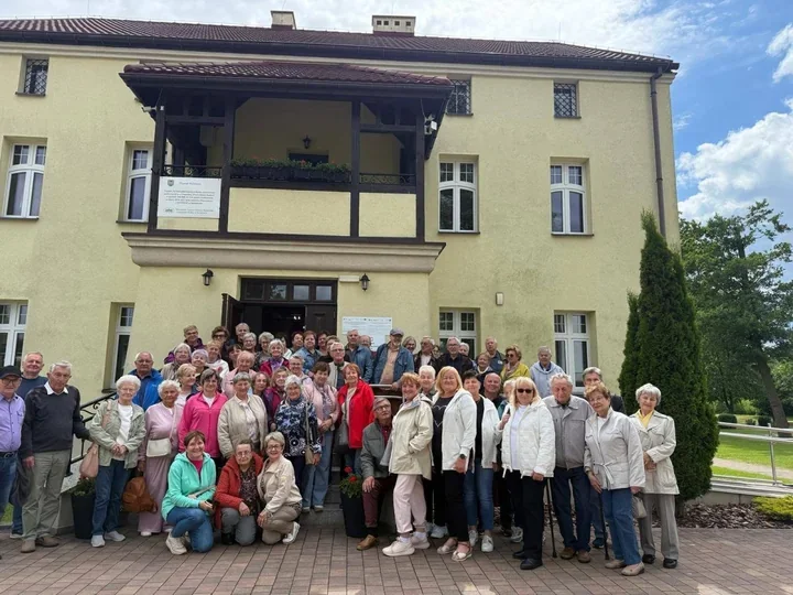 Dwór w Łukowie Śląskim przyciągnął słuchaczy UTW i gościł sztukę
