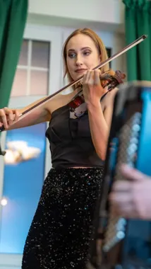 Kameralny wieczór w Dworze – duet skrzypiec i akordeonu oczarował publiczność