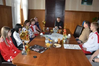 Młodzi karatecy z regionu u starosty – medale, plany i uznanie dla powiatu