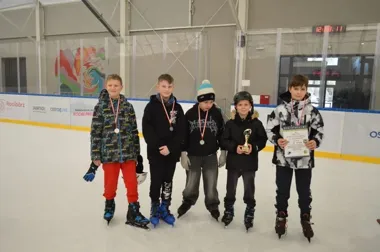 Mali łyżwiarze podbili lód – **74** zawodników w XX edycji powiatowych zawodów