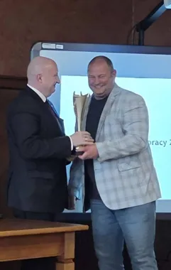 Radni z pucharem – sportowy triumf Powiatu Rybnickiego trafił na salę obrad