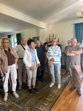 Seniorzy z Wodzisławia odkrywają skarby Dworu w Łukowie Śląskim