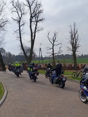 Setki motocykli ruszyły spod dworu – sezon Watahy zaczął się z rozmachem